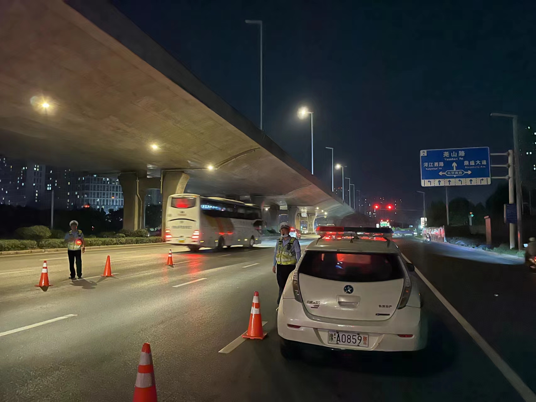 首页>晓辉在路上>正文>大型车辆本身载重大,车身高,盲区多,如果驾驶员