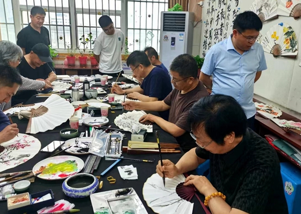 卧龙书画雅集癸卯消暑弄折扇