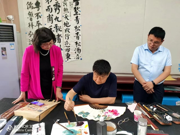 卧龙书画雅集癸卯消暑弄折扇