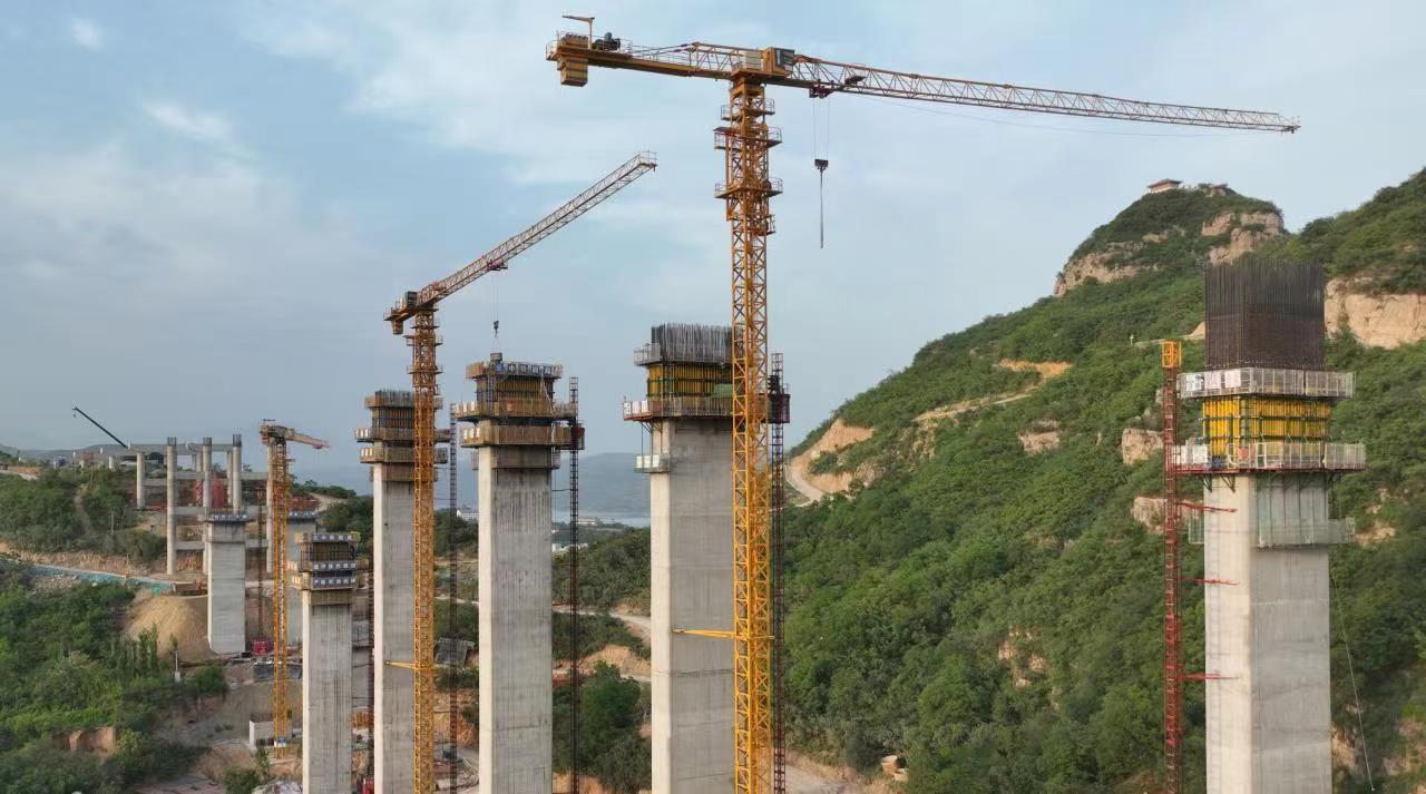 67米济新高速济源段第一高墩顺利封顶