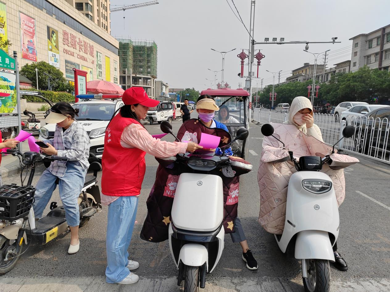 焦作博爱交警联合交通志愿者开展一盔一带交通安全劝导活动