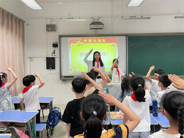 郑州市管城回族区工人第二新村小学开展队前教育活动