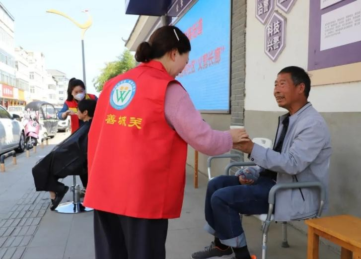 "又来者是一位名叫李洪存的老人.