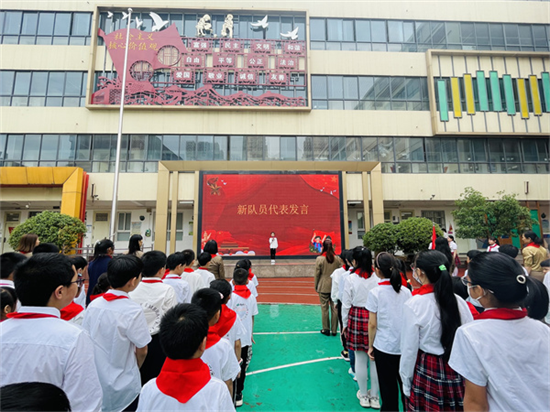 郑州市惠济区东风路小学举行少先队新队员分批入队活动