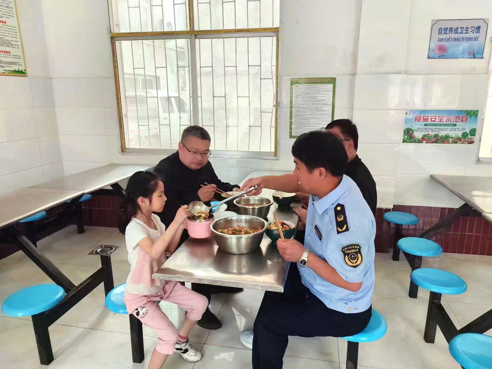 西峡县石界河镇：“食”光共享护健康 校园陪餐暖人心