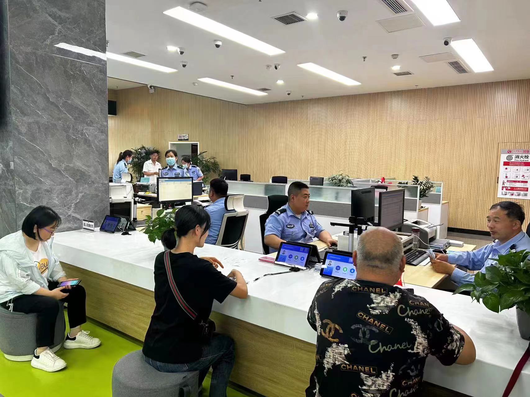 淇县行政服务中心公安窗口：“零”距离服务擦亮服务窗口