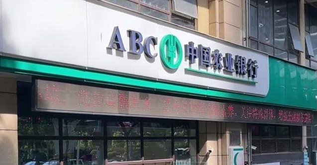 女子存50万赚取利息，1年后取出发现只剩40万，银行回复让她气炸