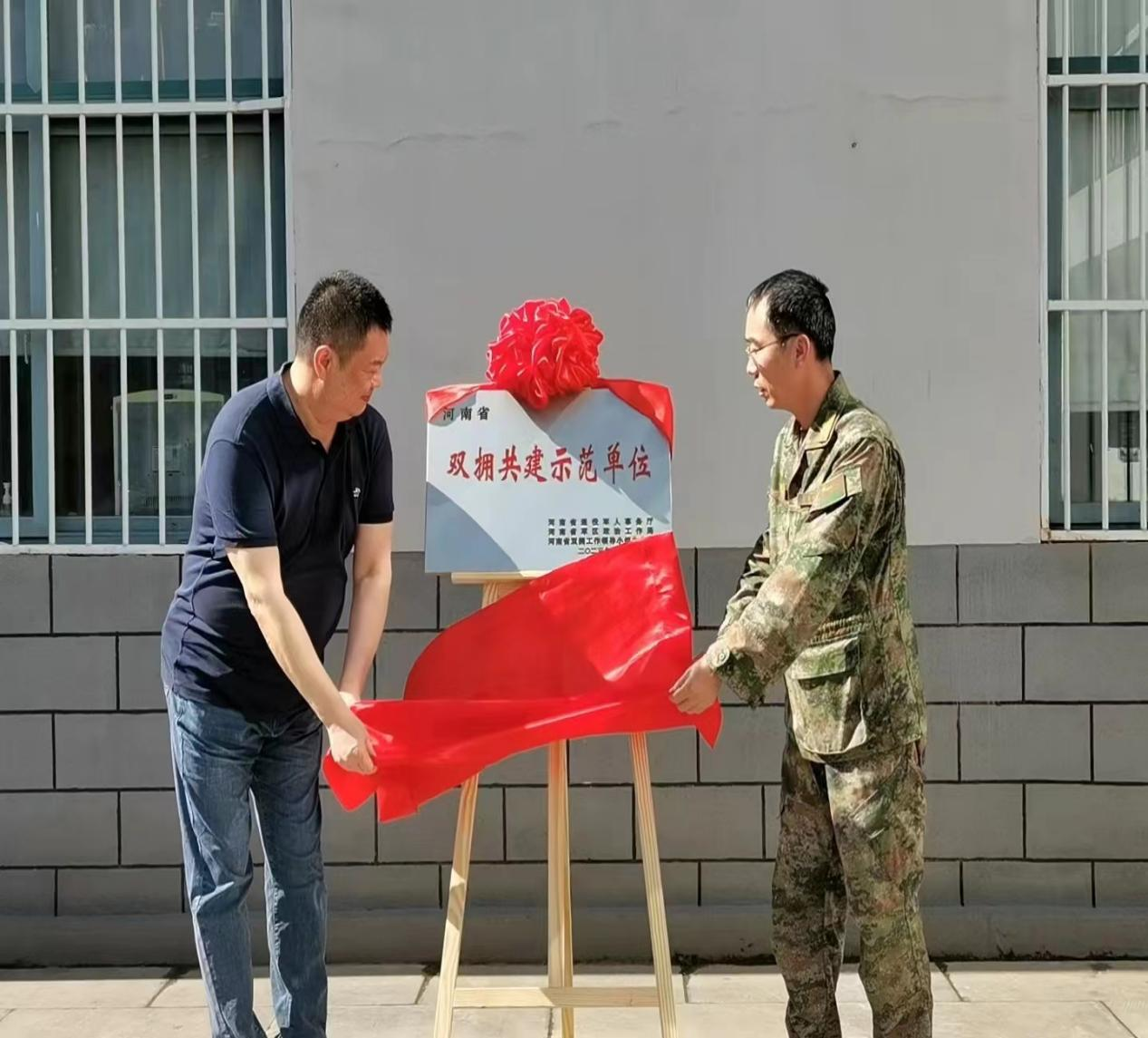 市退役军人事务局双拥处处长唐建军,二七区委常委,人武部政委石建军