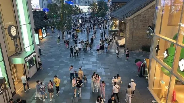 成都太古里因“牽手事件”禁止街拍？工作人員回應了
