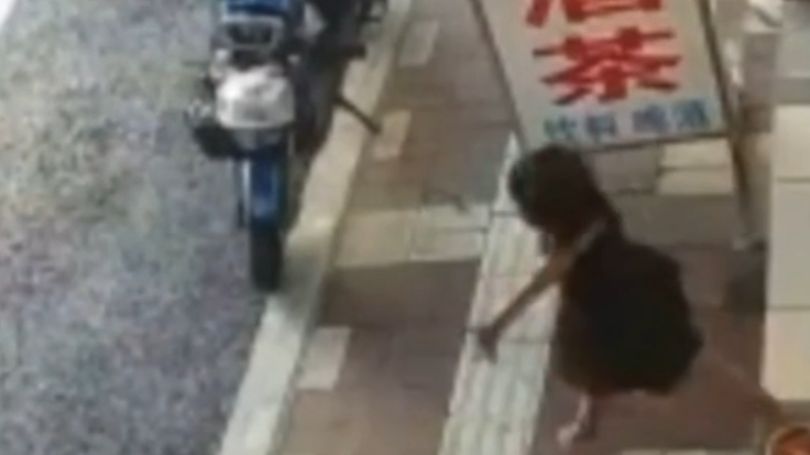 夫妻生下婴儿后遗弃到垃圾桶旁_官方回应女童被指遭父亲遗弃街头_男子遗弃新生患病女儿