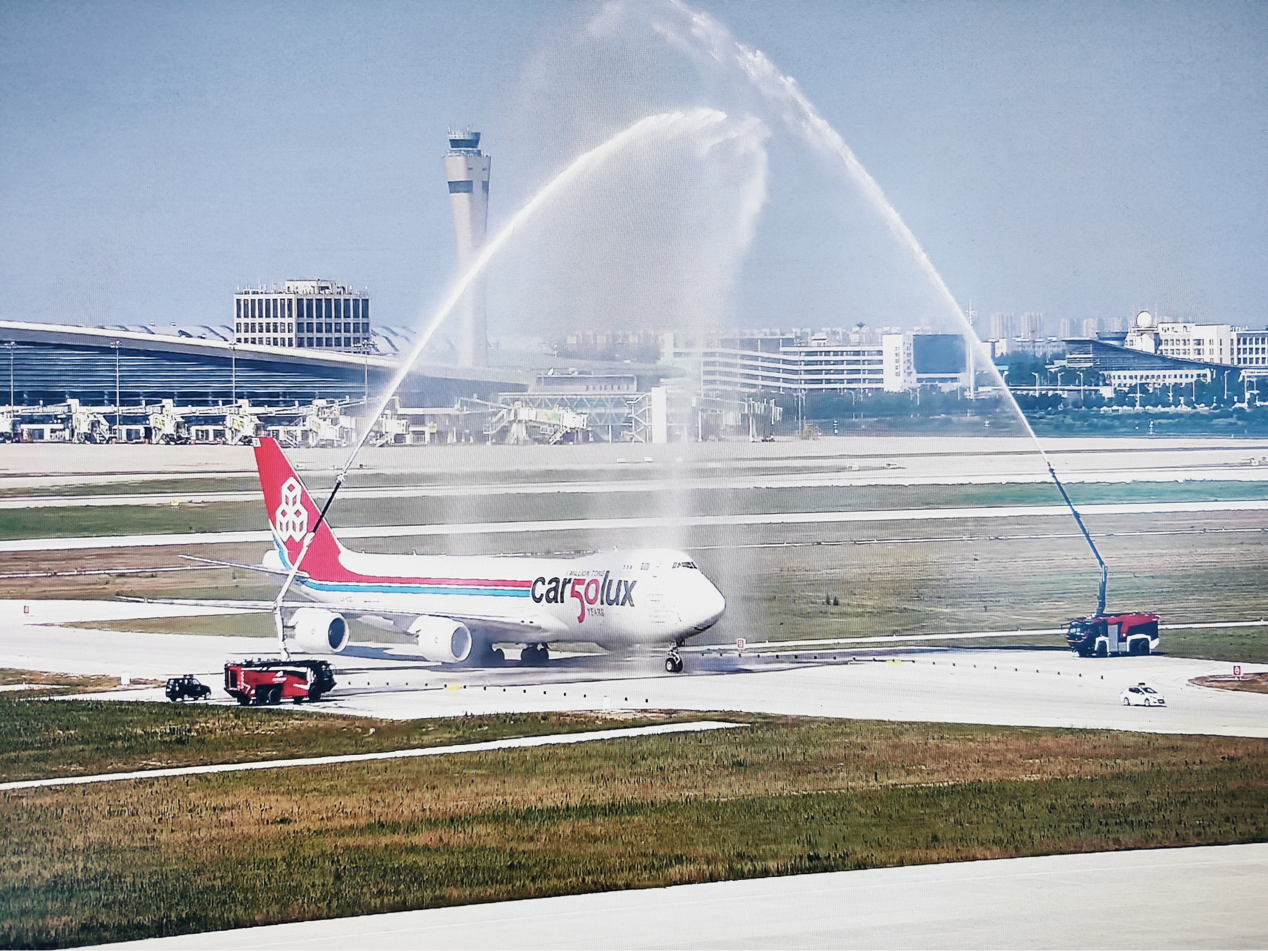 员明亮而有力的指令,一架卢森堡货运的波音747货机在郑州新郑国际机