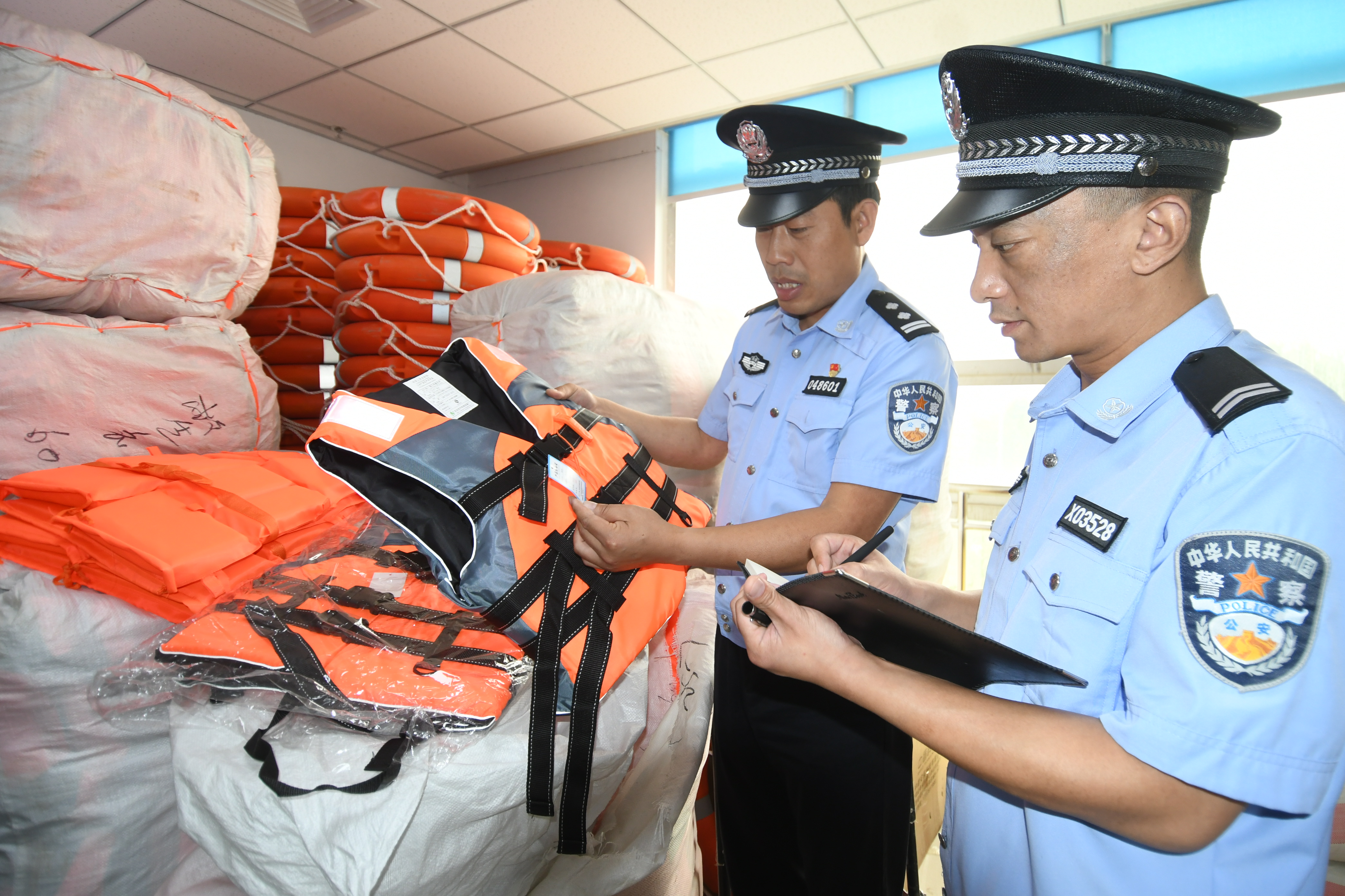 浚县公安局组织民辅警开展防汛器材检查