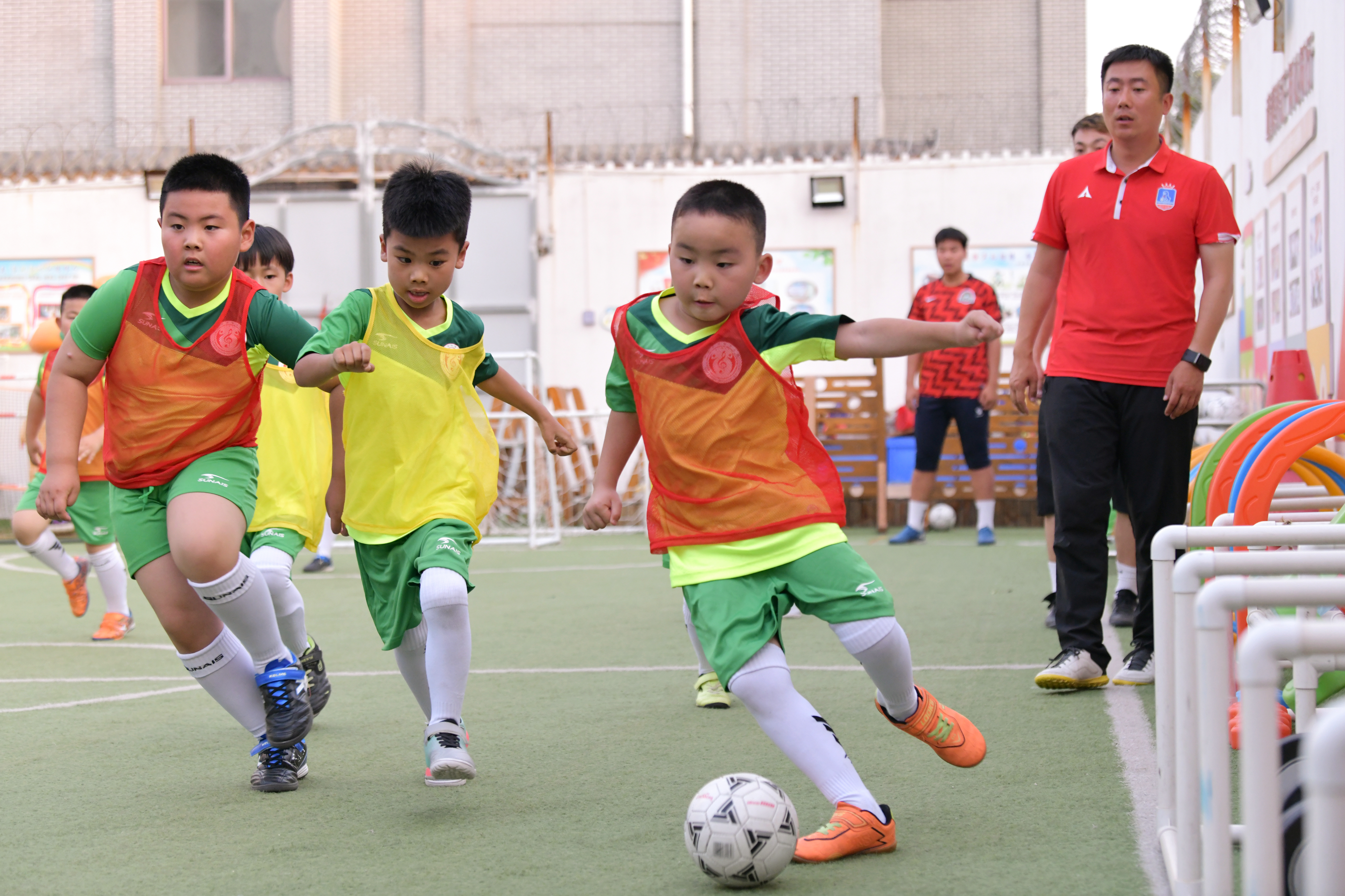 石榴花开共筑梦 籽籽欢歌向未来  开封市民族幼儿园举办第二届乐·球宝贝足球文化节