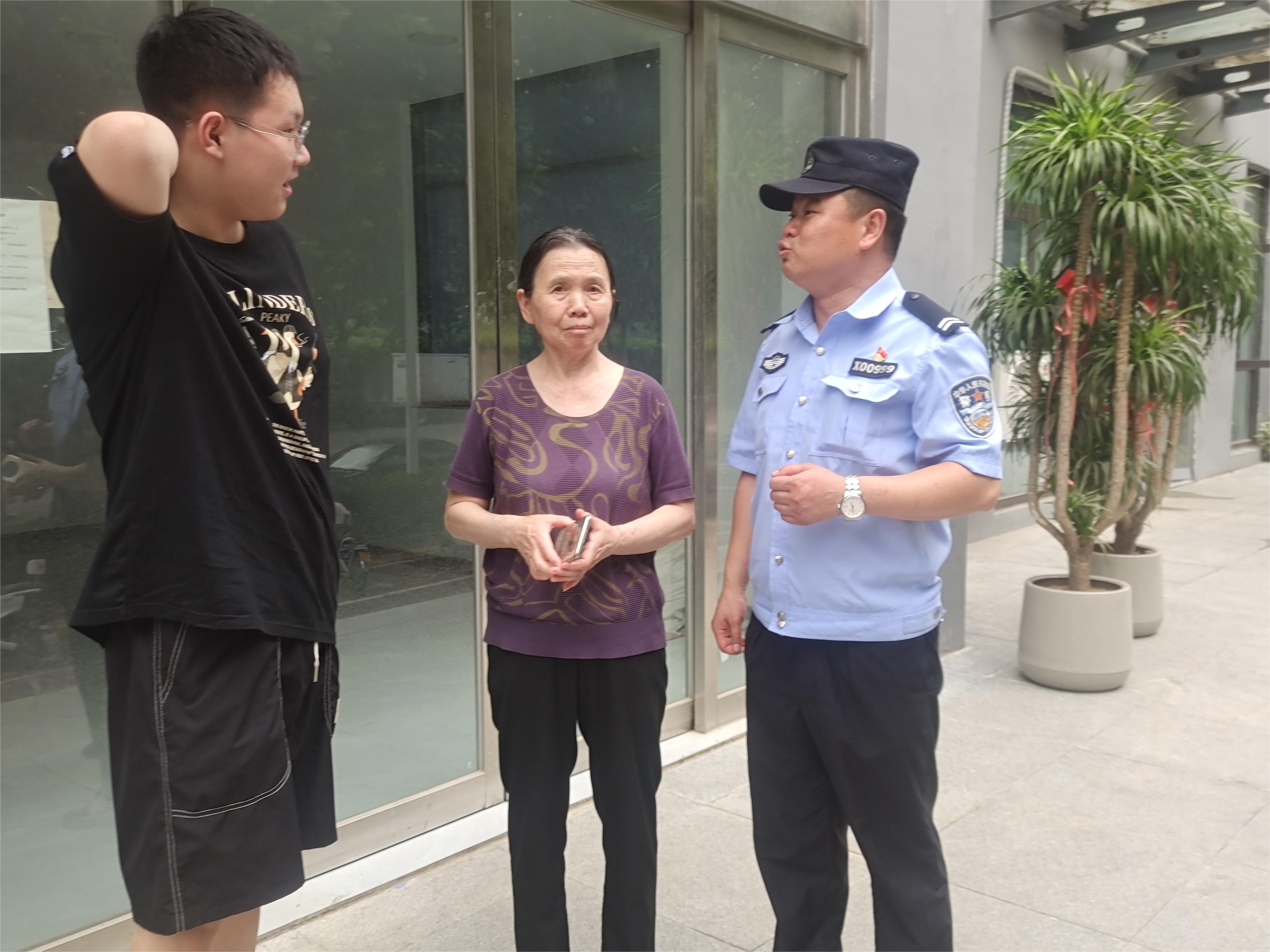 七旬老人街头迷路 民警耐心助团聚