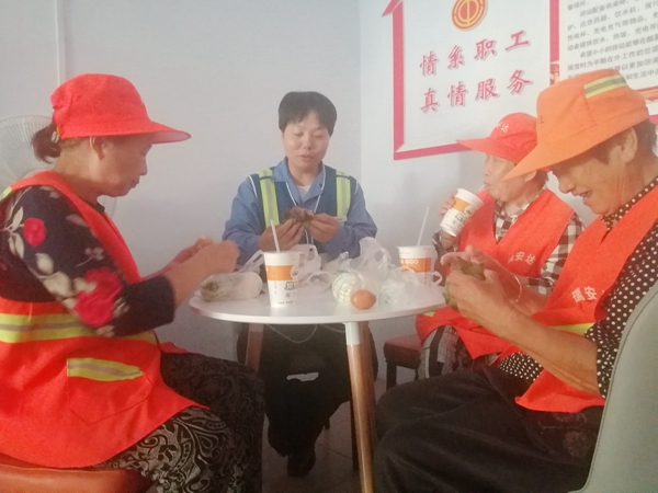 平顶山湛河区：爱心粽子送给一线环卫工