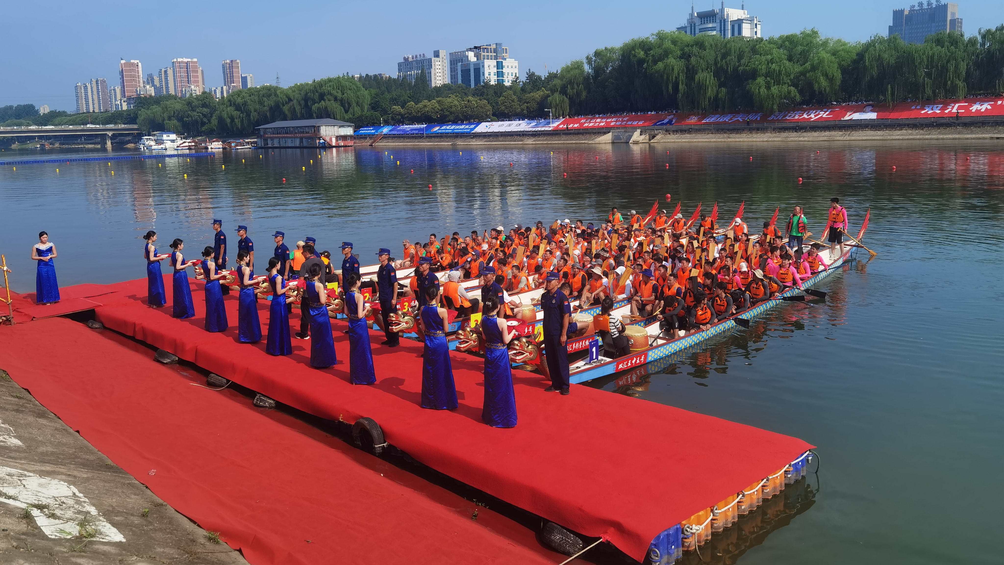 6月22日上午,"双汇杯"2023端午节漯河龙舟赛在漯河市沙澧河交汇处正式