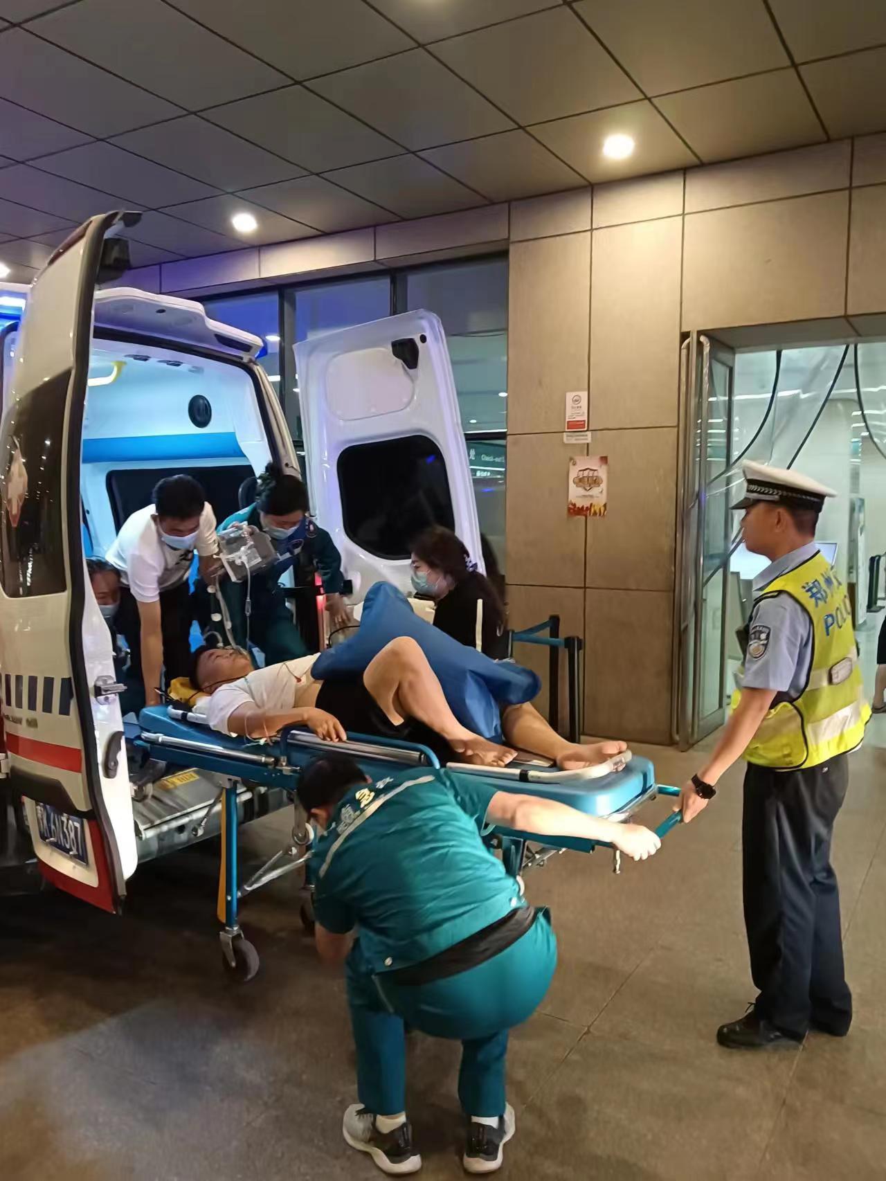 交警蜀黍护送忙 ——郑州交警三支队护送急诊转院救护车-大象网