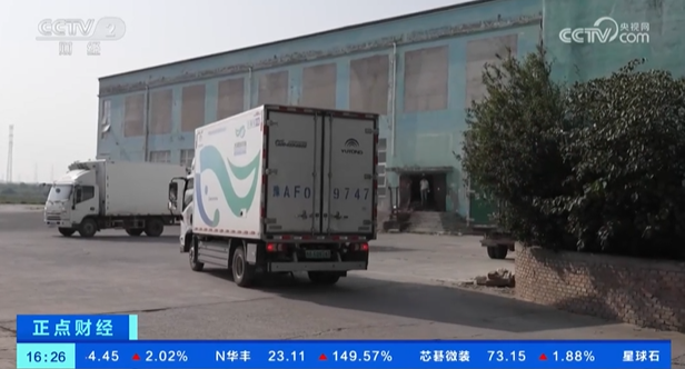 【央視關(guān)注河南鄭州】持續(xù)高溫 制冰廠出冰量激增