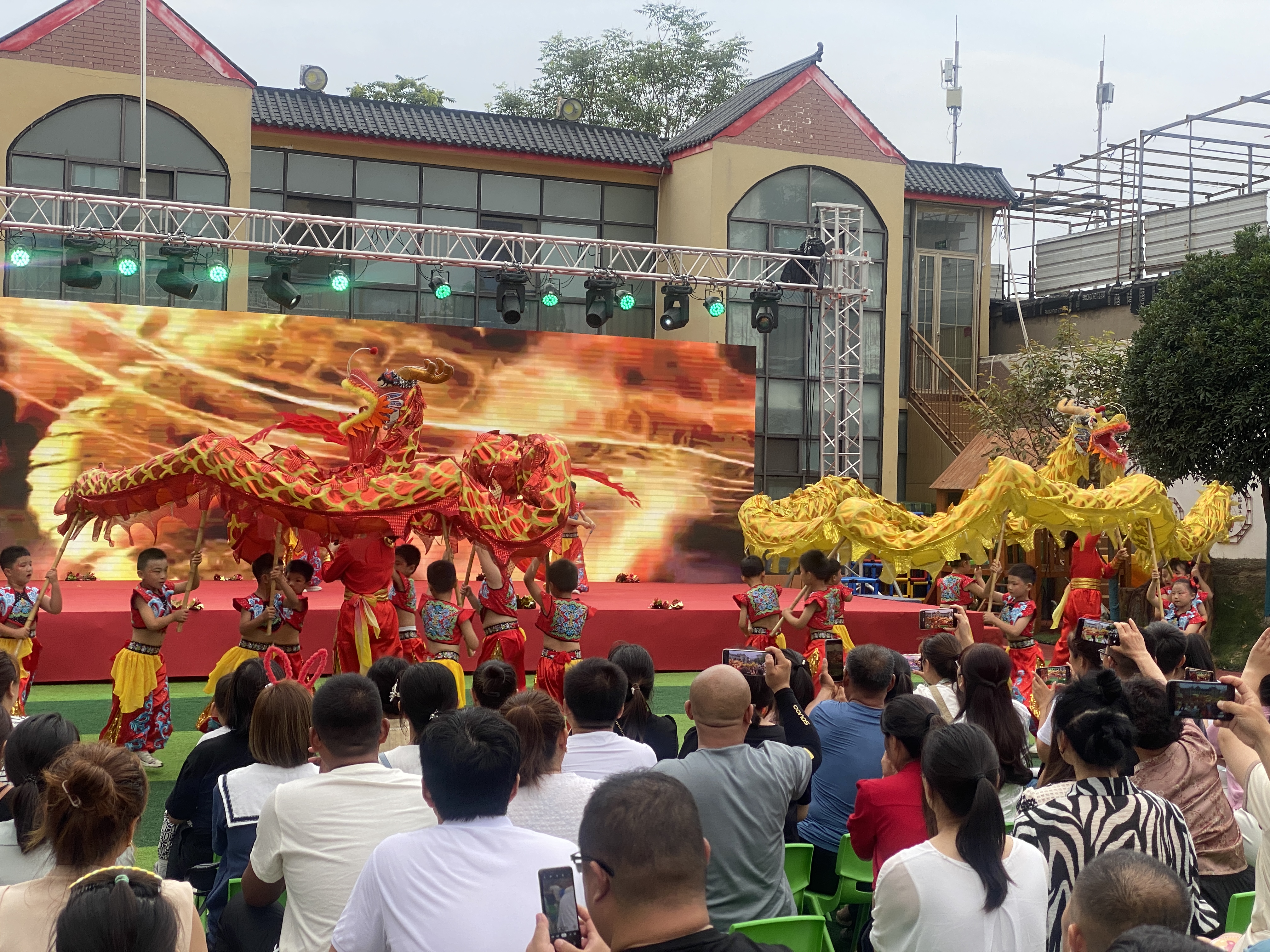 开封市红旗幼儿园举行“童心 童梦 红旗飞扬”大班毕业典礼