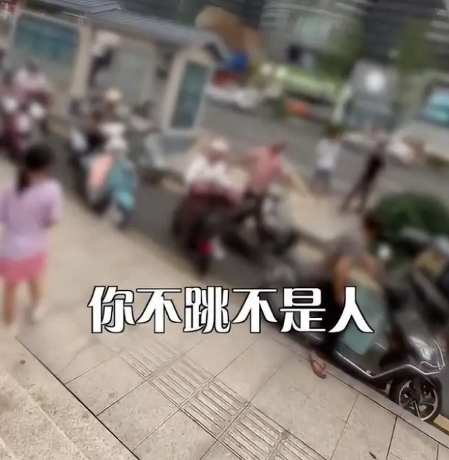 男子徘徊数小时跳楼身亡 路人曾起哄_男子跳楼身亡_男子遭34车碾身亡