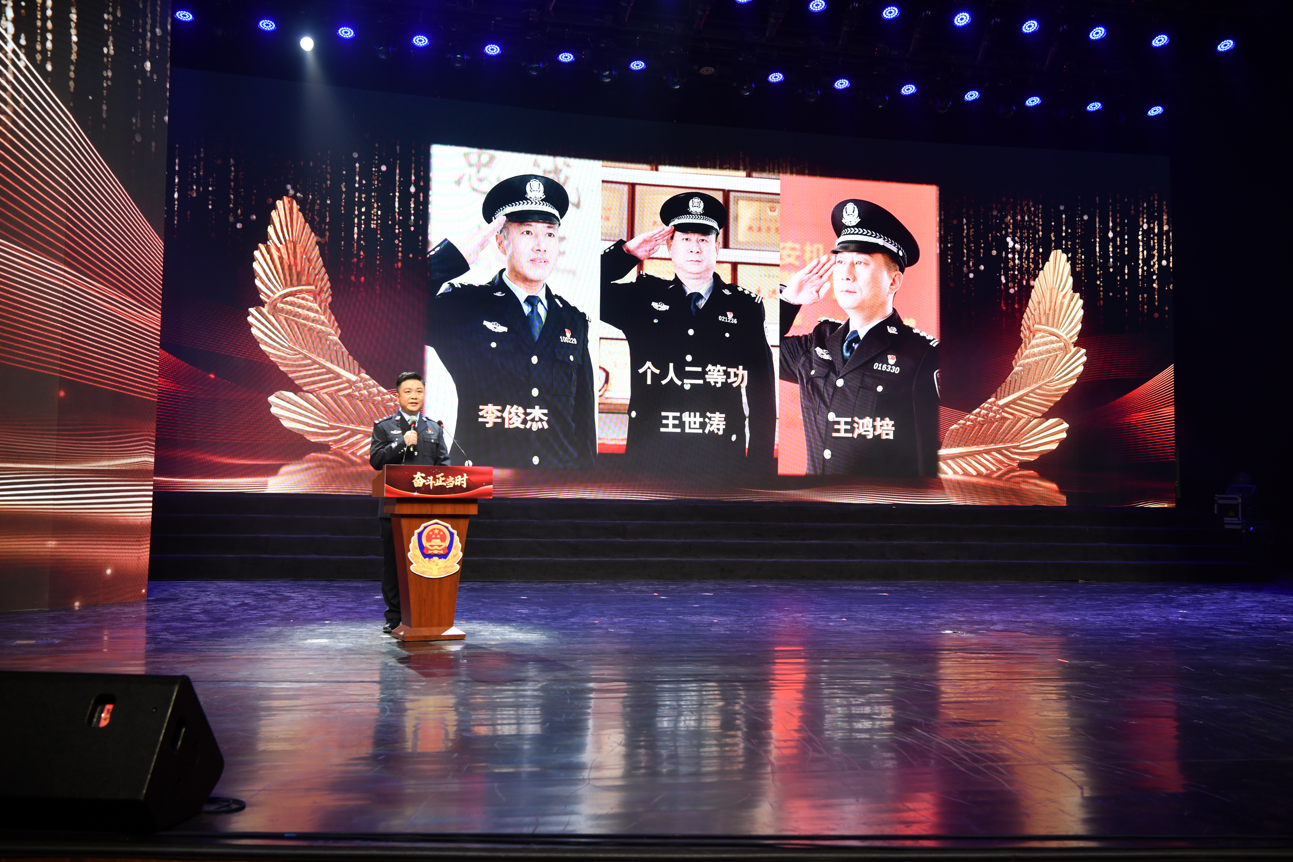 在党旗下奋进奋斗正当时郑州公安举行庆祝七一建党节主题宣讲暨两优一