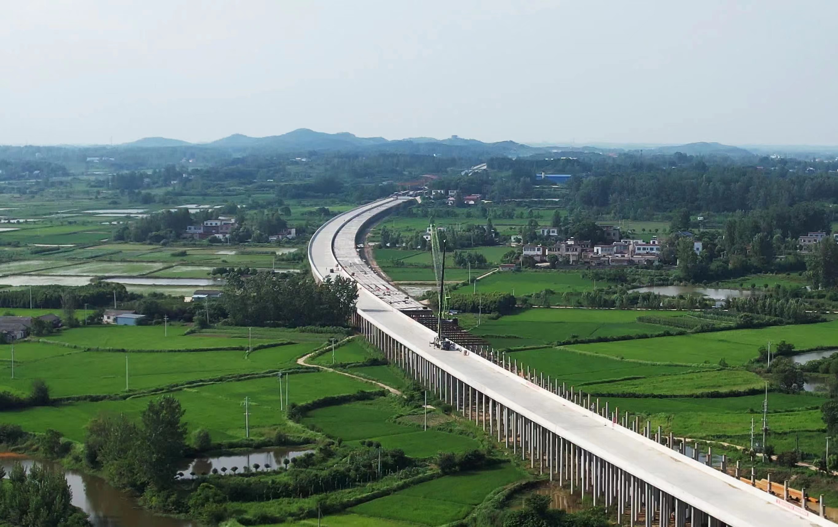 随着最后一根预制管桩施工完成,由中铁十局二公司承建的安罗高速(罗山