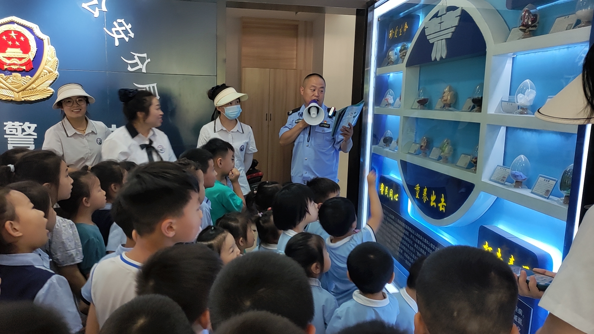 鹤壁市公安局示范区分局邀请小学生走进警务室“零距离”讲安全