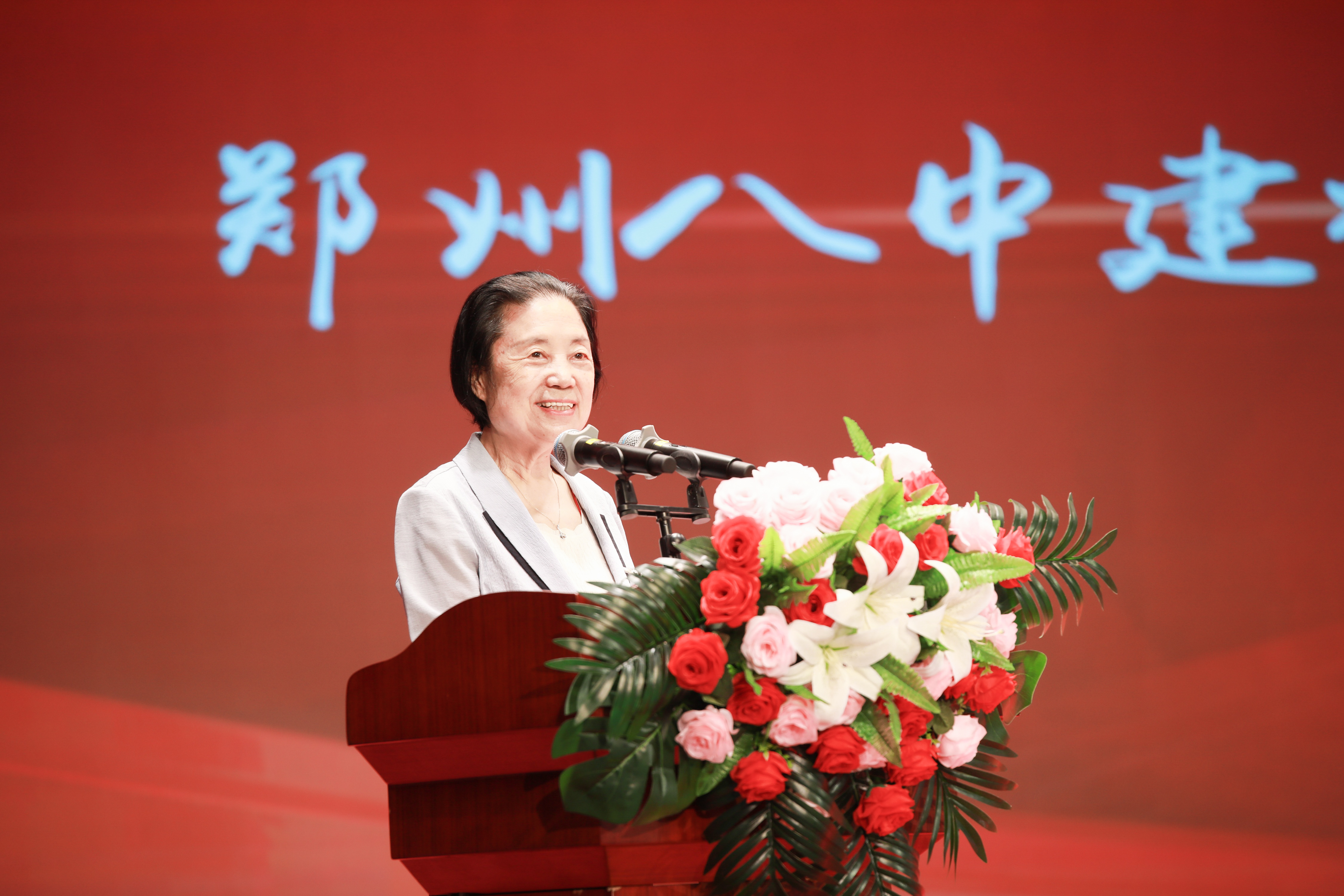 80岁高龄的黄河科技学院创办人胡大白女士代表八中校友发言