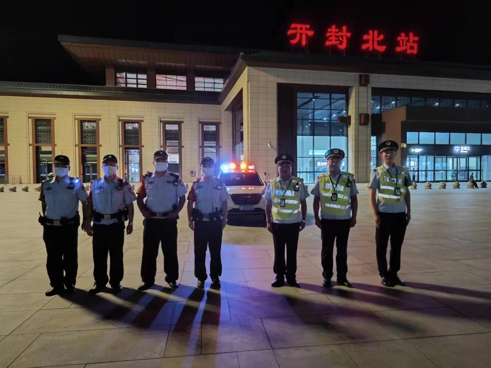 开封：车站广场多部门联合执法  严厉打击非法营运车辆