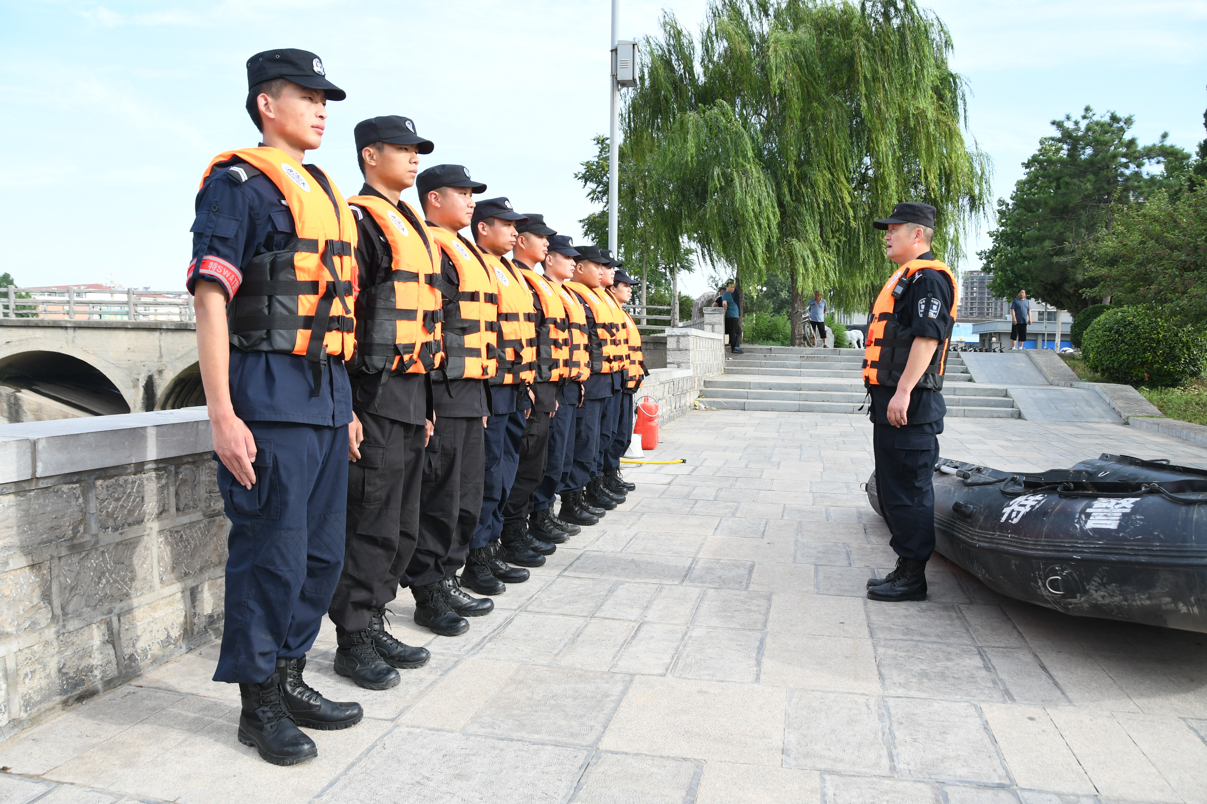 以“迅”应“汛”！浚县巡特警大队开展防汛抗洪水上应急救援演练