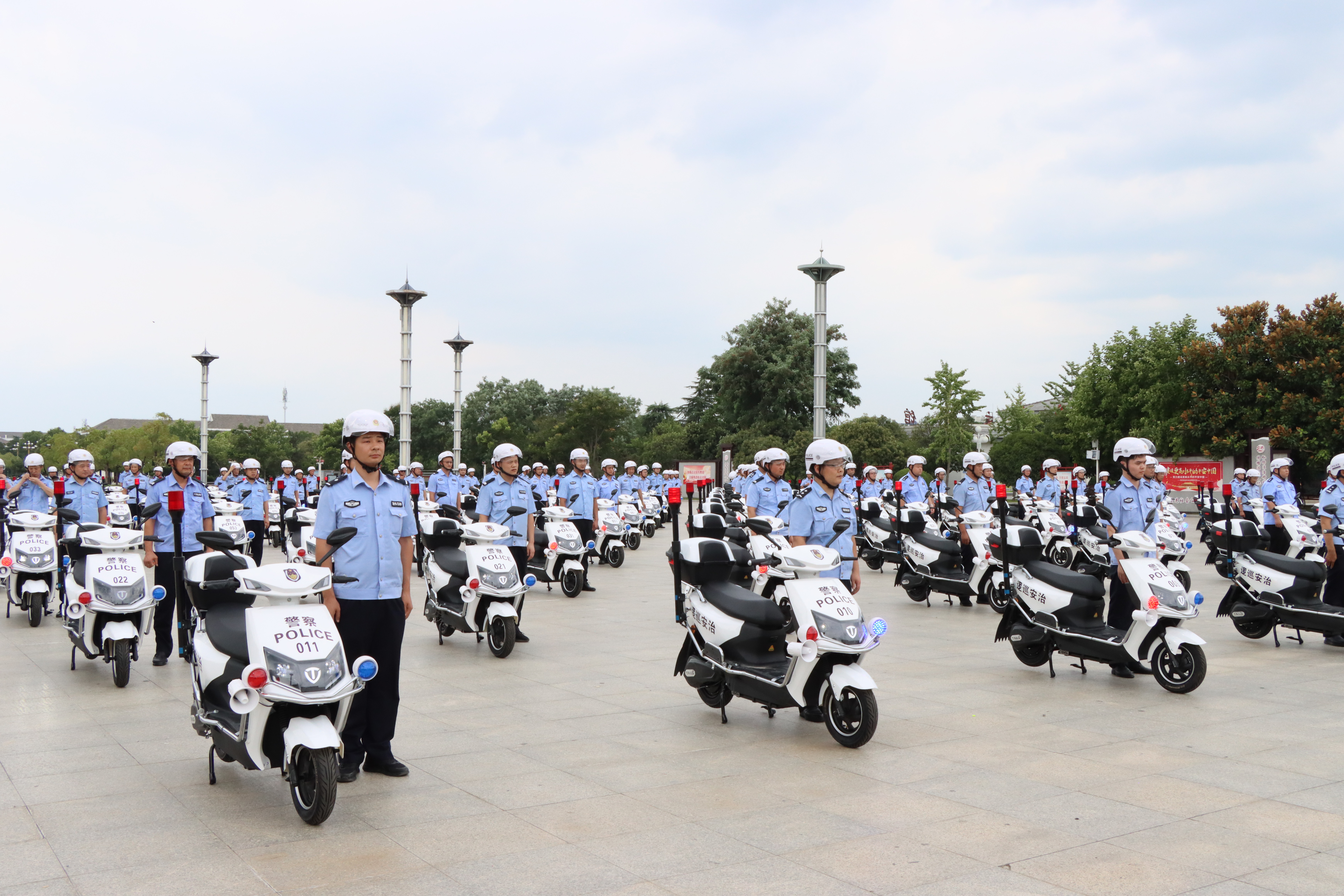 信阳市淮滨县公安局举行警用电动车发放仪式