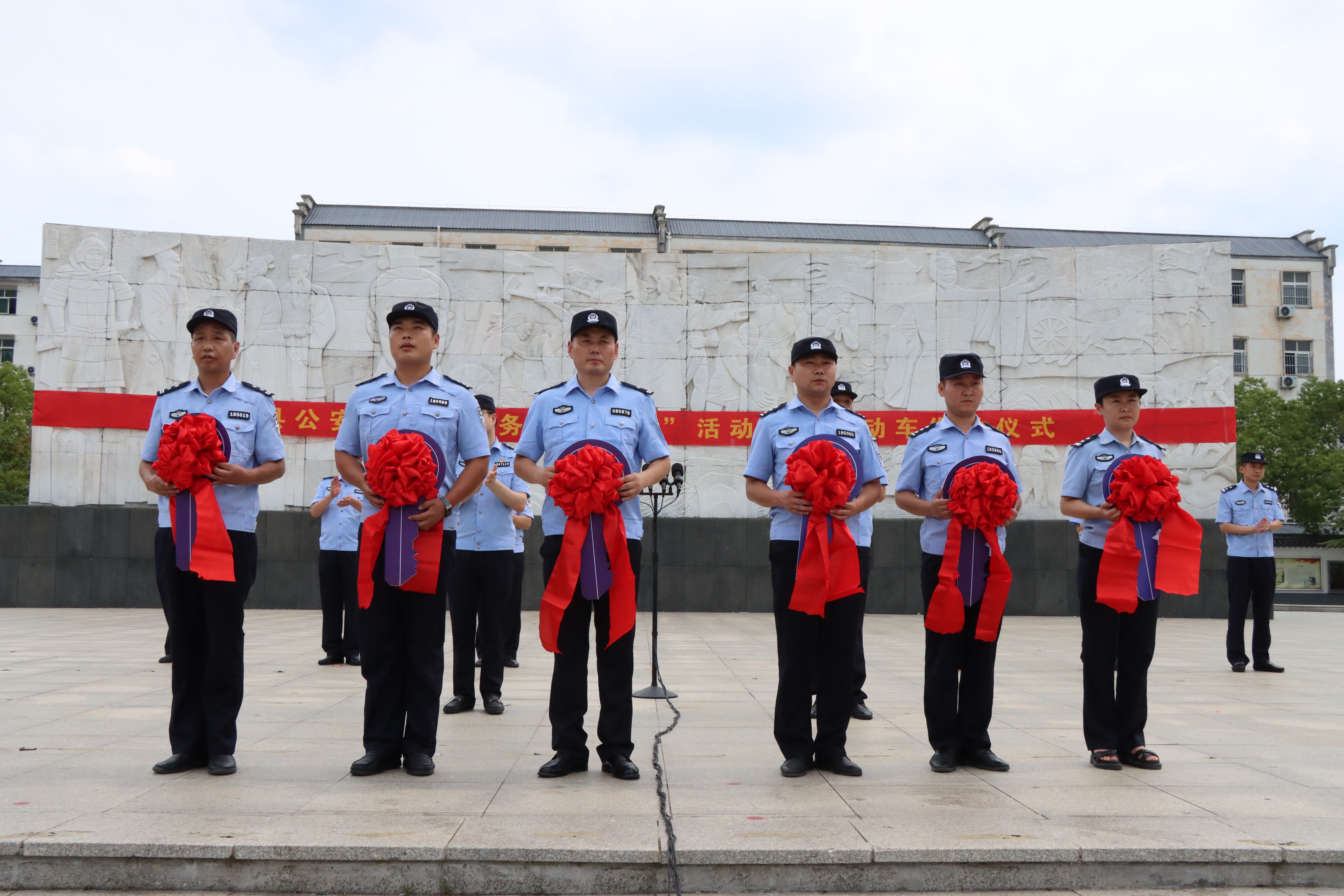 信阳市淮滨县公安局举行警用电动车发放仪式