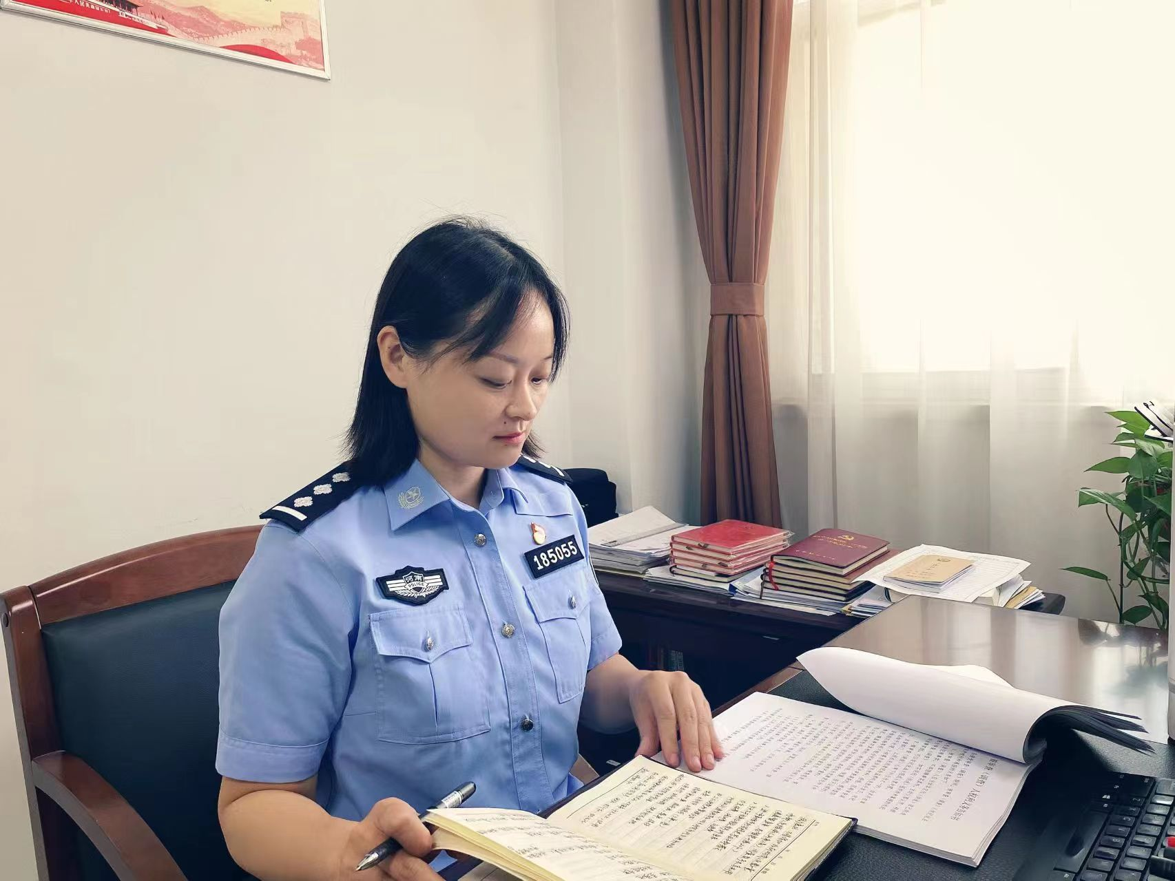 首页>信阳>正文>作为一名女督察内勤民警,已在公安战线奋战十多年的