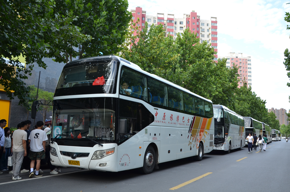 首页>都市生活>正文>7月14日上午,河南超凡家居艺术馆门口,7辆豪华