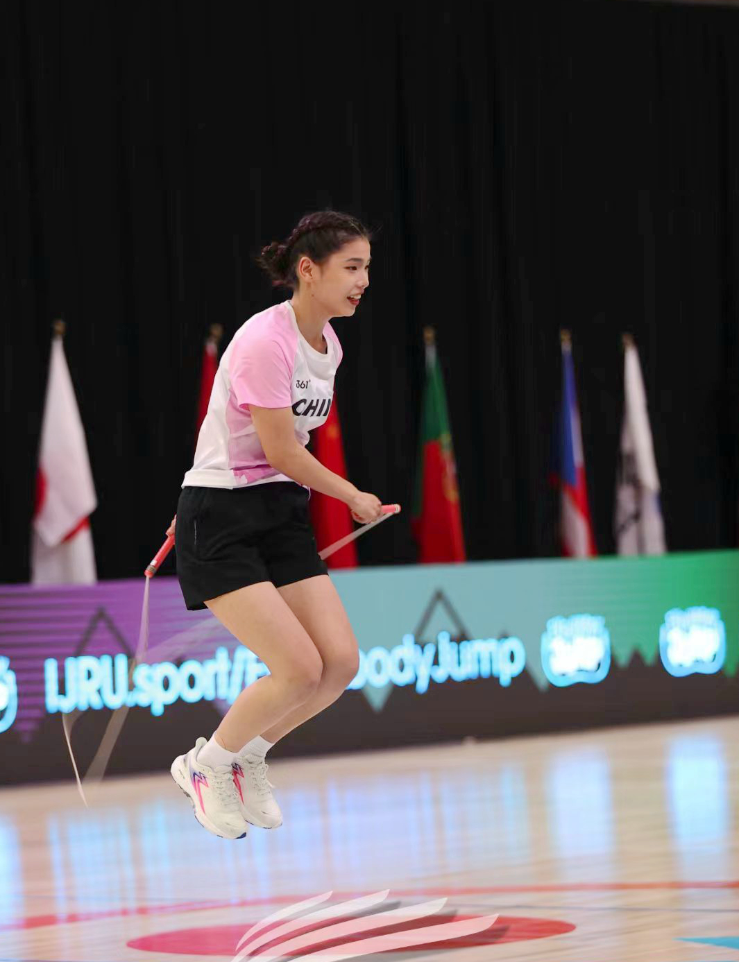 郑州科技学院大学生杜婷婷在2023年世界跳绳锦标赛中破世界纪录