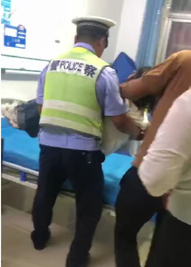 杞县交警“公主抱”送女孩就医  群众感谢送锦旗