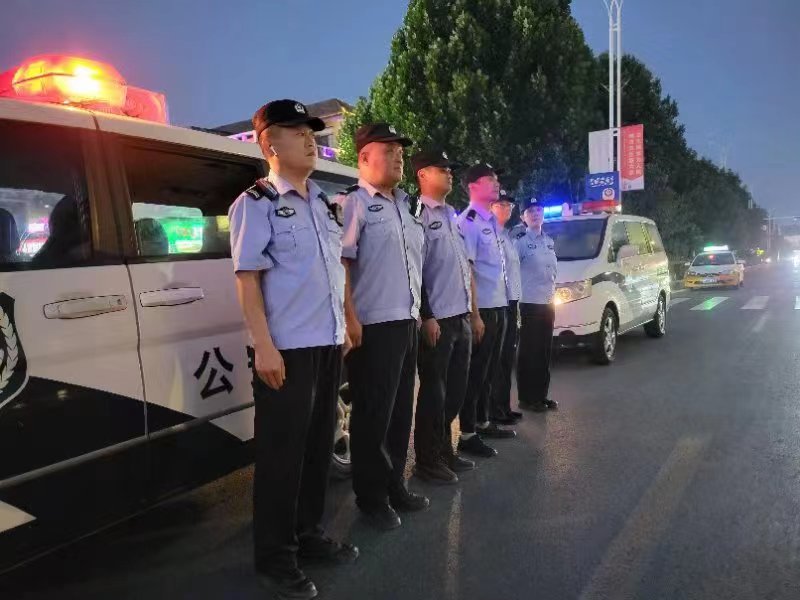 治乱点 夜守护 鹤壁市示范公安坚守“夏季行动”“零”点盲区