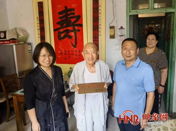 商水县委老干部局、县退役军人事务局联合为离退休干部悬挂“光荣之家”荣誉牌