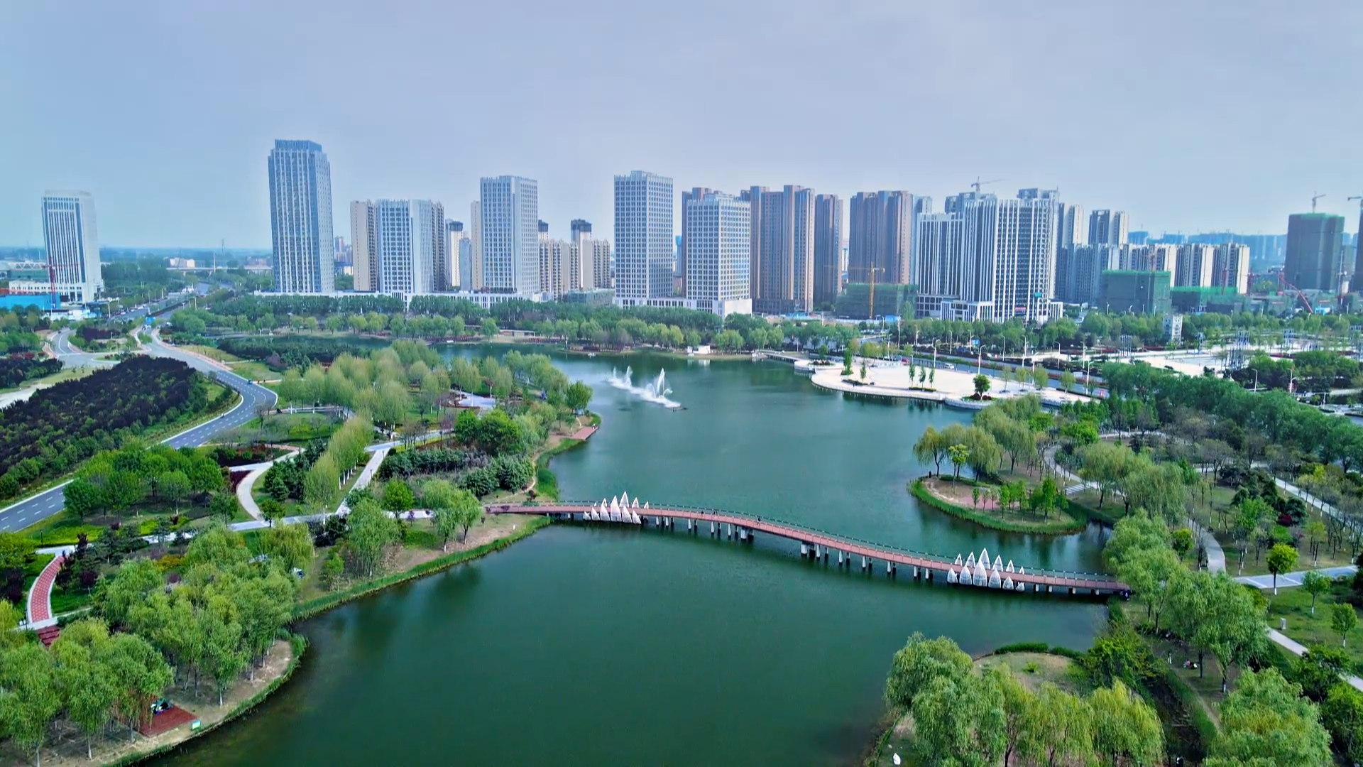 在许昌市城乡一体化示范区芙蓉湖畔,荷叶莲莲,莲藕飘香,吸引了众多