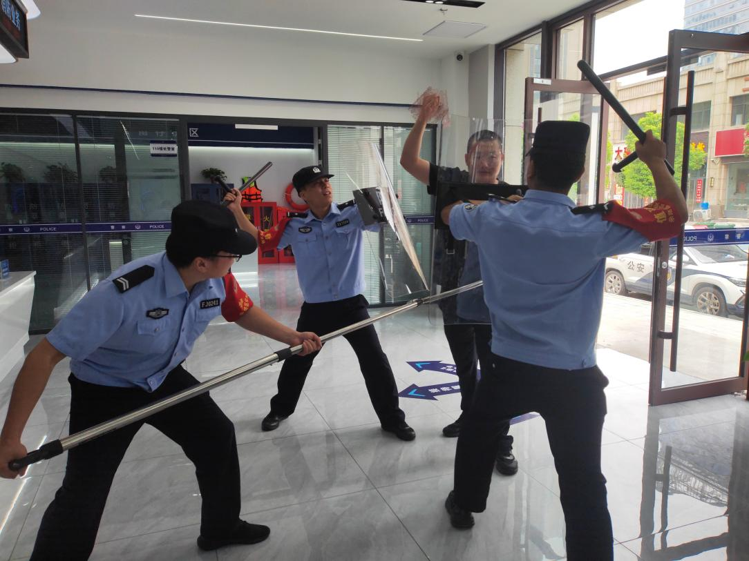 驻马店市高铁商务区警务工作站开展安全防范应急处突演练