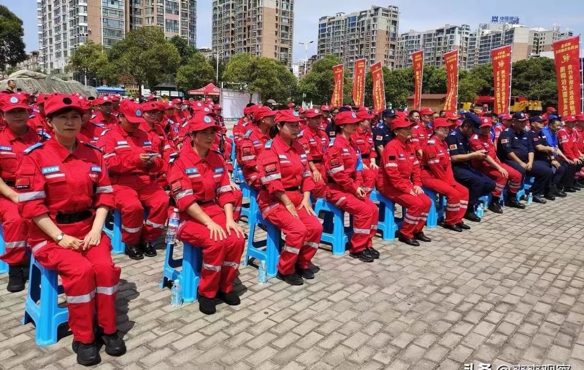 一马当先不辱使命焦作市举办斑马救援队成立揭牌授旗仪式