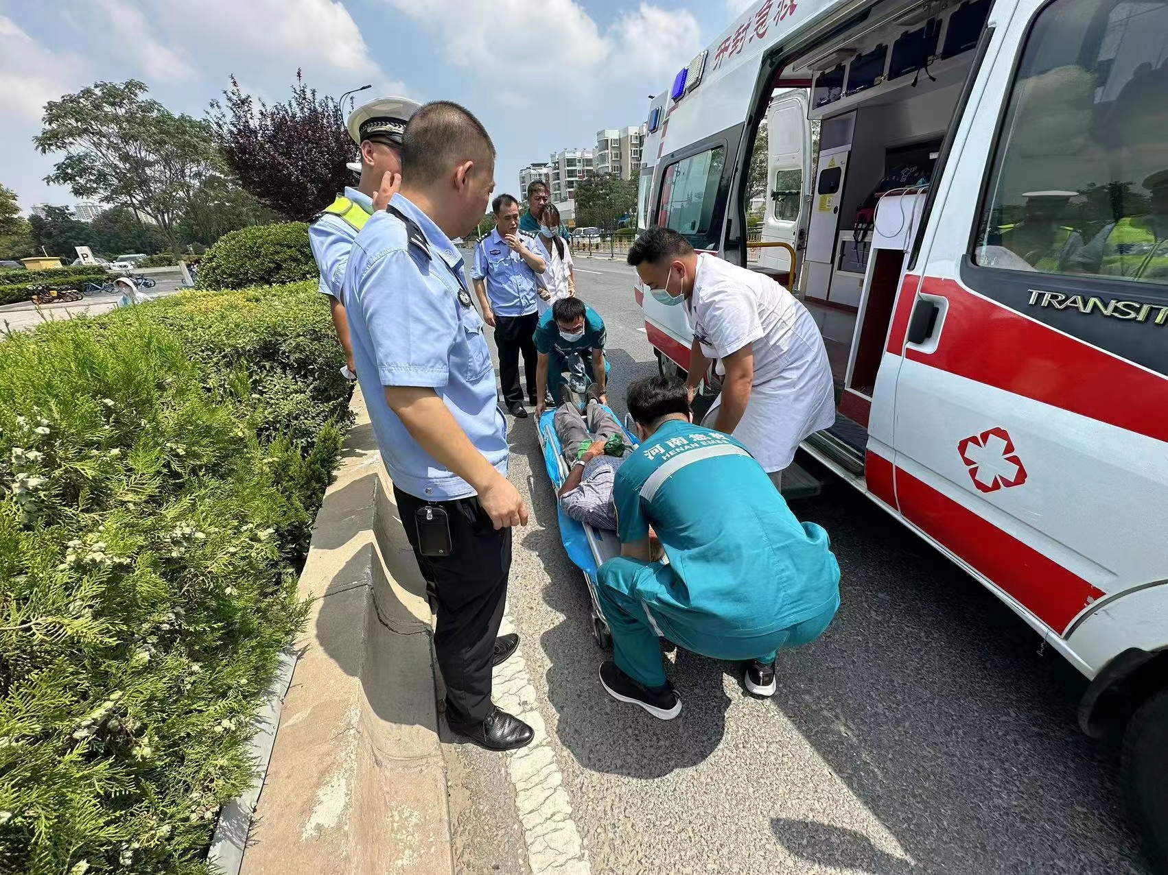开封金明池派出所夏日酷暑民警及时救助中暑老人