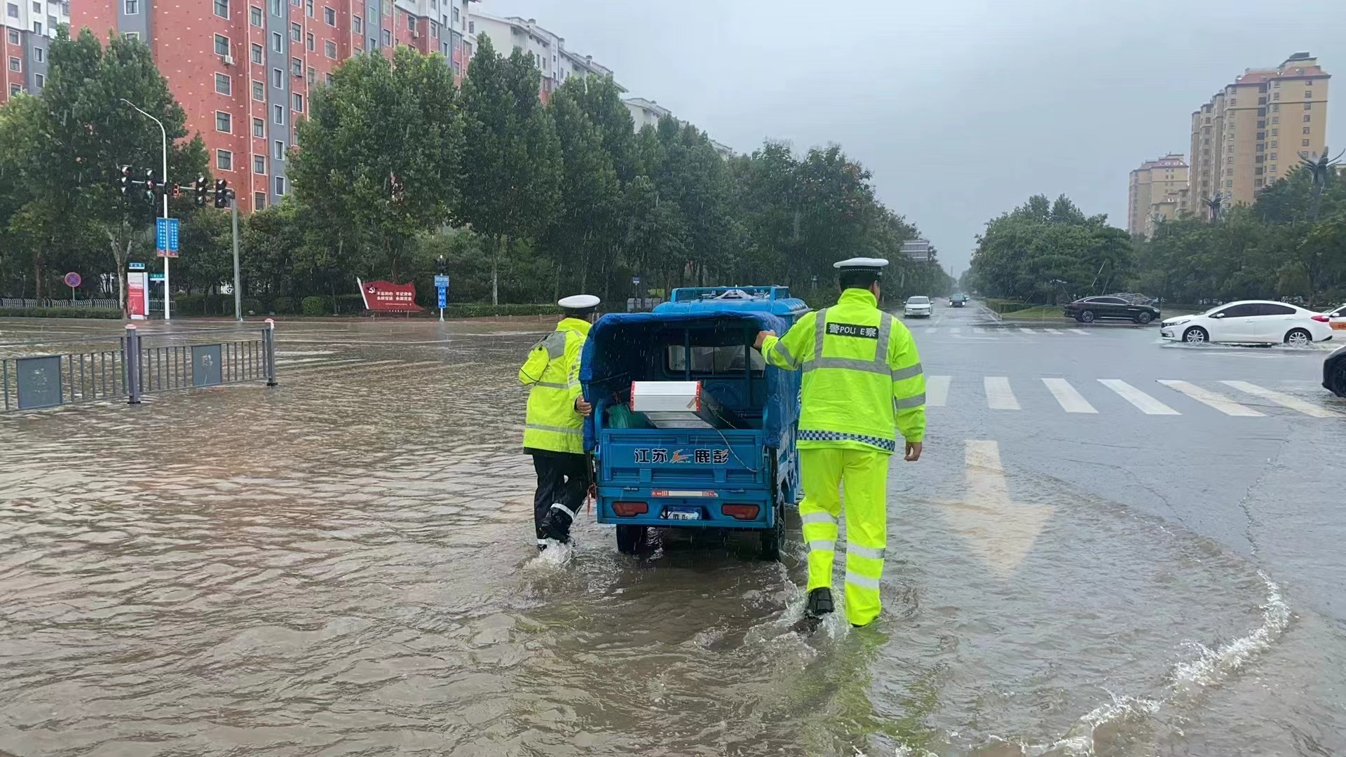 鹤壁暴雨期间交警全力护航安全出行