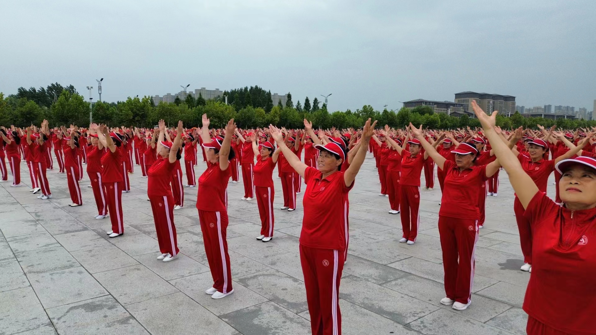 无限活力健康生活万人同跳一支舞全民健身日体育宣传周活动展演开封站