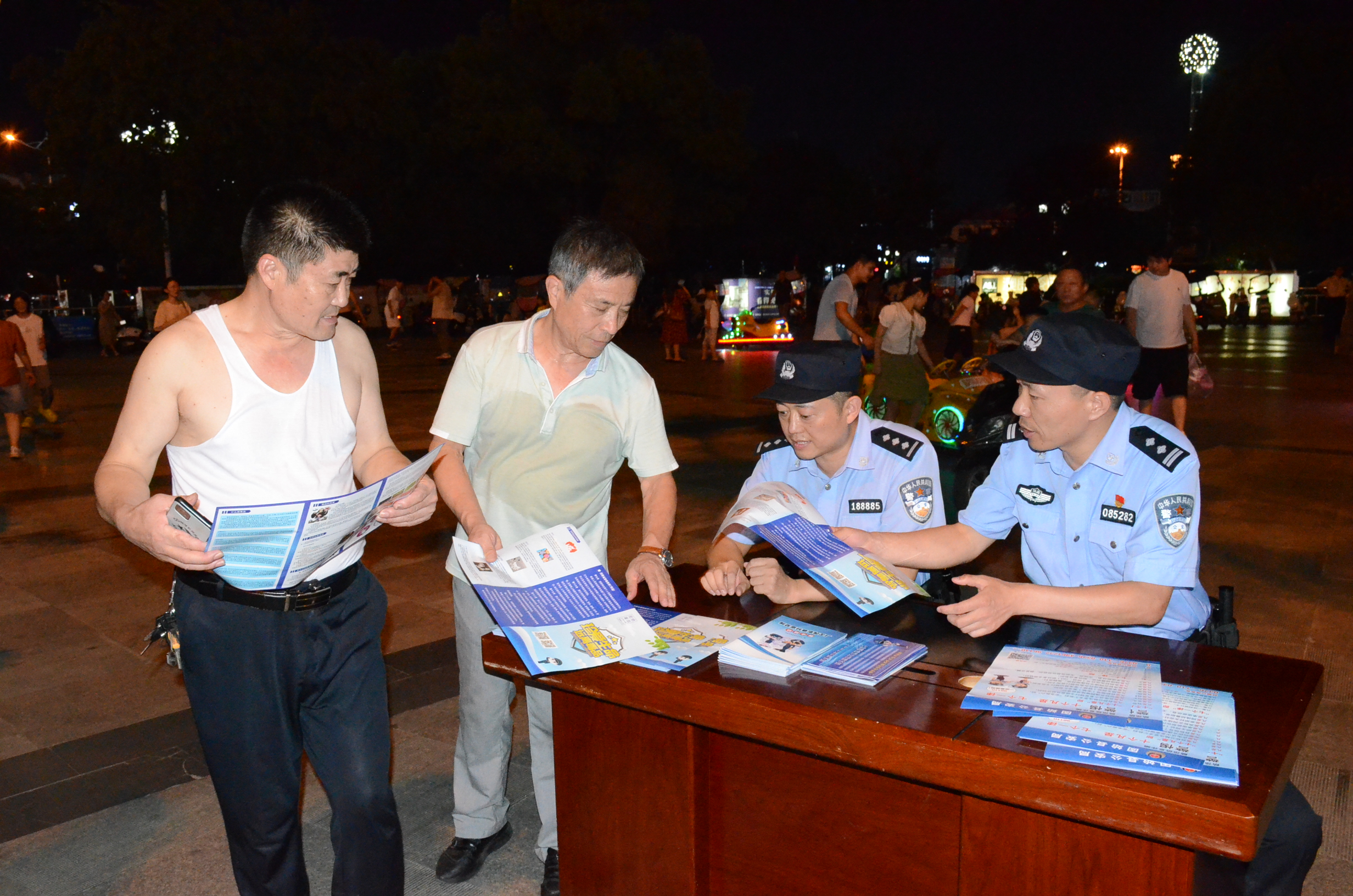 首页>河南法治报道>正文>民辅警深入辖区夏季人流量较多的广场,烧烤摊