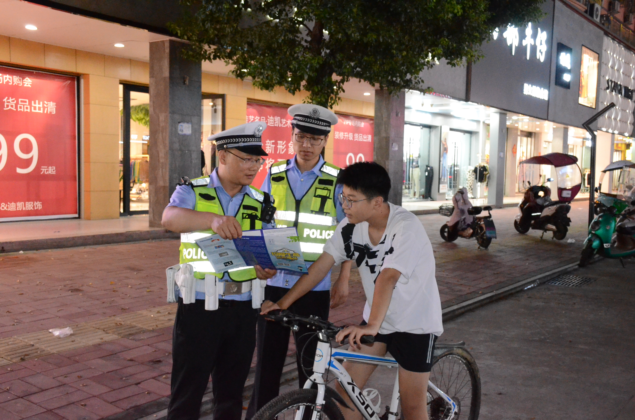首页>河南法治报道>正文>民辅警深入辖区夏季人流量较多的广场,烧烤摊