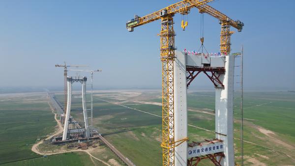 黄河河南段塔高之最安罗高速黄河特大桥182米主塔封顶