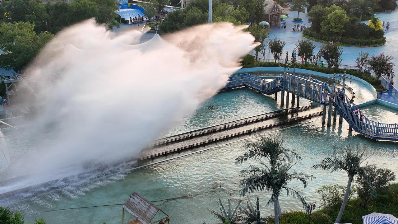 开封>我在开封挺好的>正文>在飞车上俯瞰整座水上乐园,溅起的巨大浪花