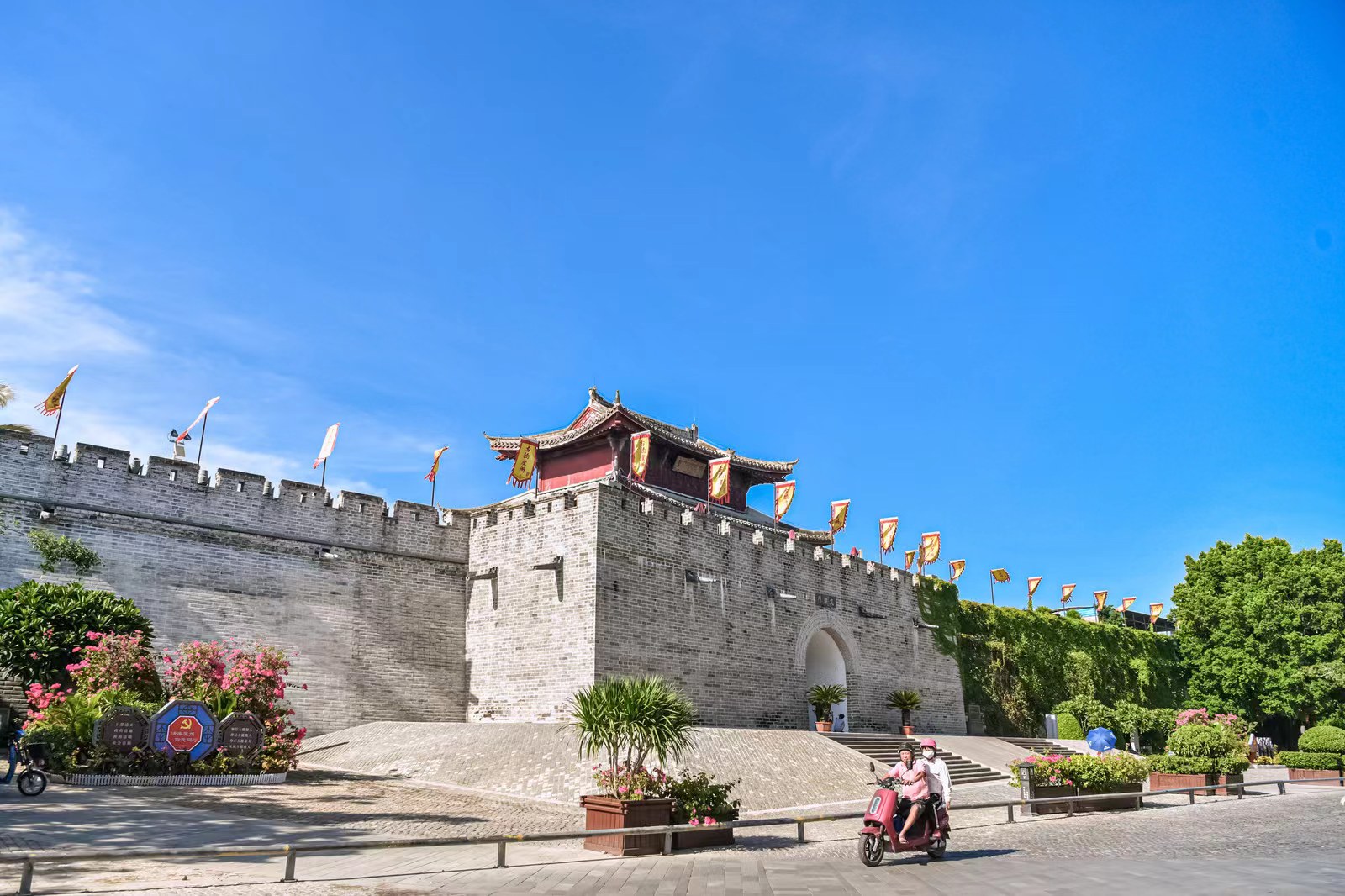 媒体海南行从一座城到一座城采访团走进崖州古城品古韵