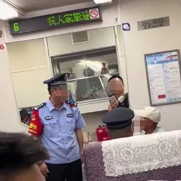 儿子手术母亲买三个座位被无座男子骂霸座？官方：可超座购票(图1)